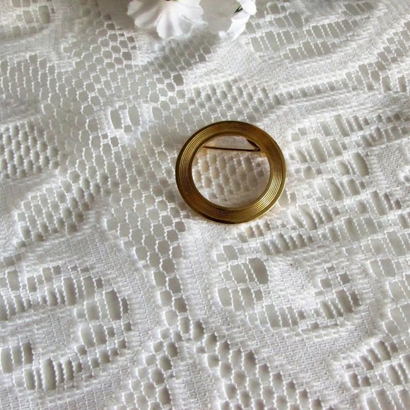 Vintage Brooch Gold Tone Circle Pin 1 1/8" Fashion Jewellery - Picture 2 of 4